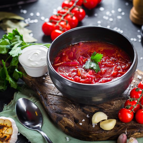 Червоний український борщ у казанку