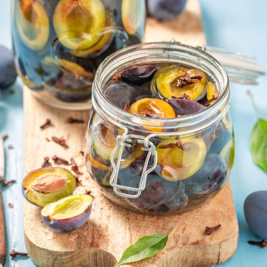 В'ялені сливи з часником на зиму