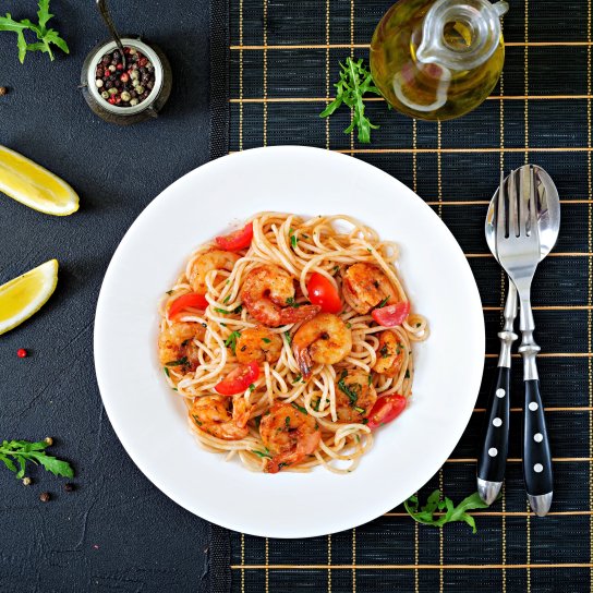 Паста з креветками та вʼяленими томатами