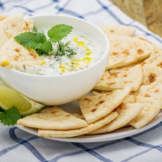 Діп з карамелізованою цибулею і пітою