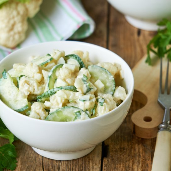 Салат із цвітної капусти з огірками та яйцями