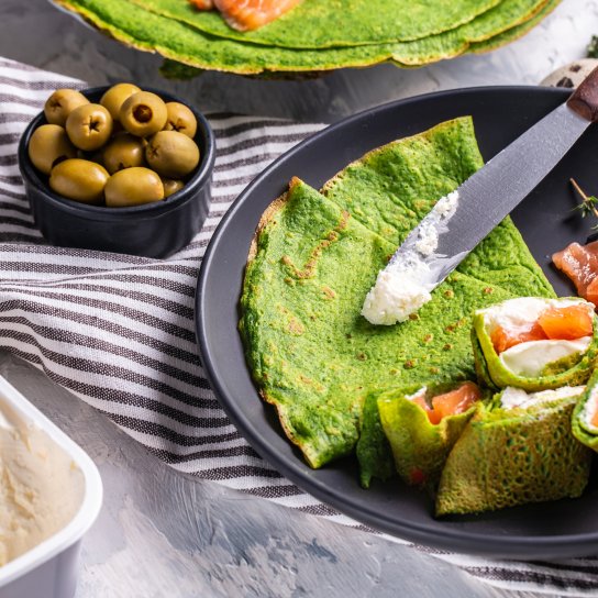 Шпинатные роллы с красной рыбой