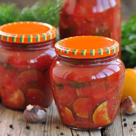 Кабачки і баклажани, консервовані з томатами