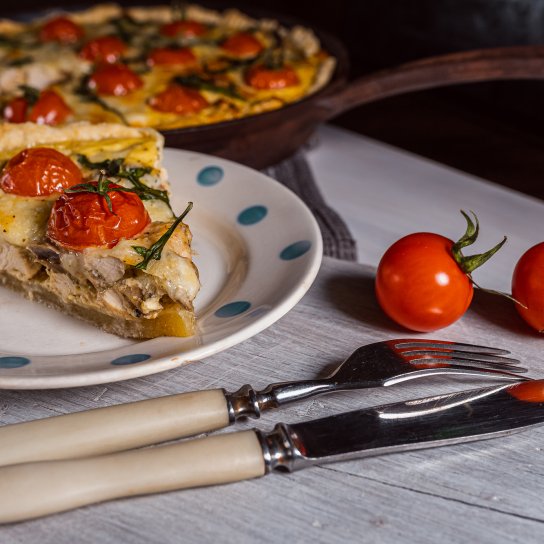 Заливна піца на багеті з курятиною і помідорами