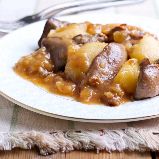 Куряча печінка з яблуками