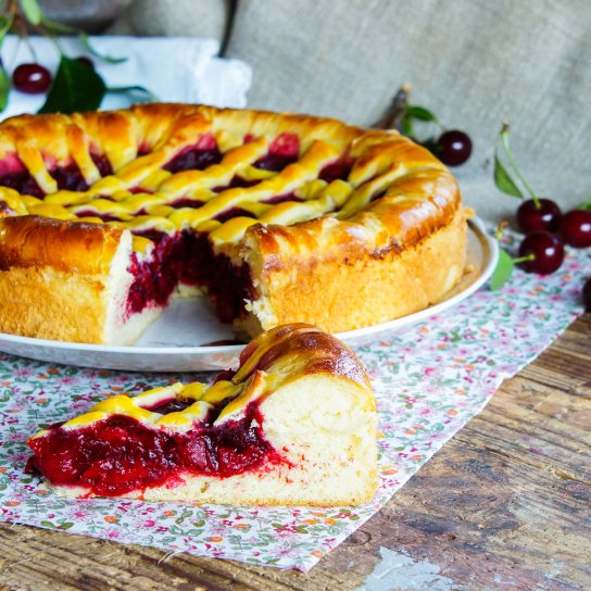 Домашній пиріг з вишнями