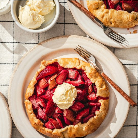 Галета з ревенем і полуницею