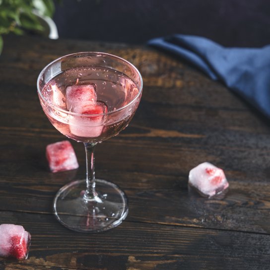 Рожеве вино з полуницею