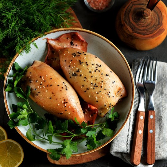 Кальмари, фаршировані рисом, грибами та сиром