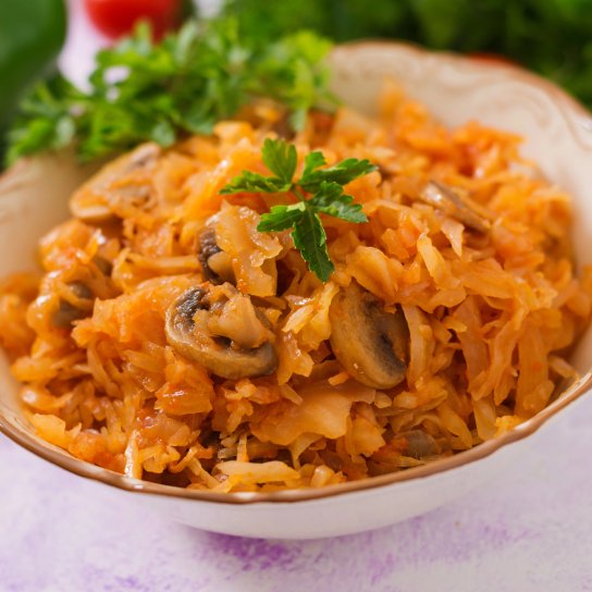 Тушкована капуста з грибами