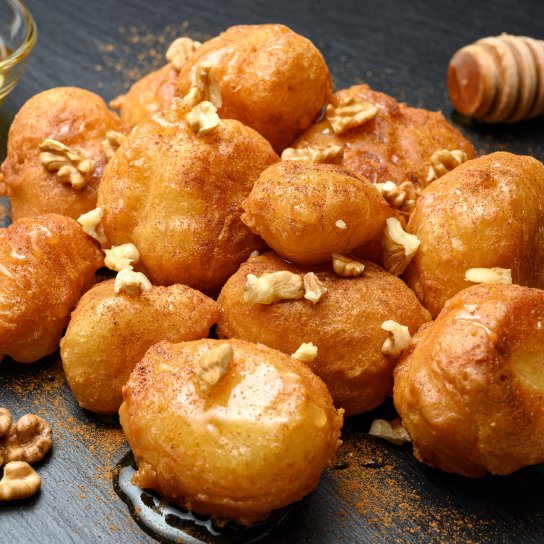 Греческие пончики с медом и корицей
