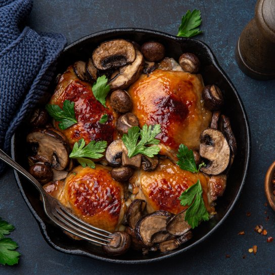 Курячі стегна з грибами