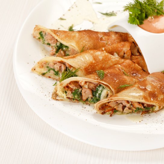 Млинці з шинкою, шпинатом і сиром