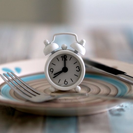 Міні-годинник на тарілці