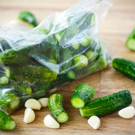 Швидкі малосольні огірки в пакеті