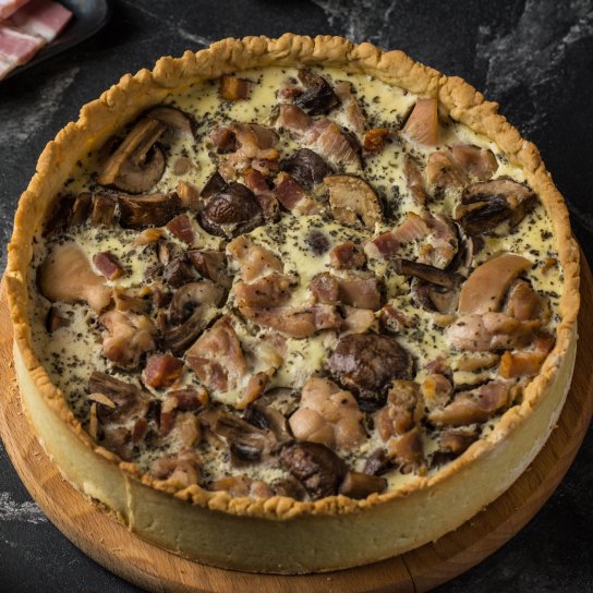 Кіш з цибулею та грибами