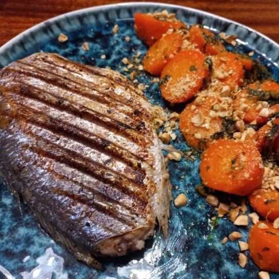 Дорадо на грилі з морквяним гарніром