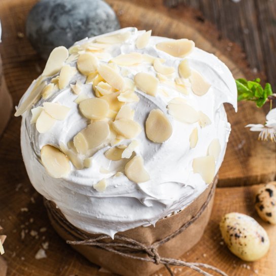 Паска з мигдалевою шапочкою