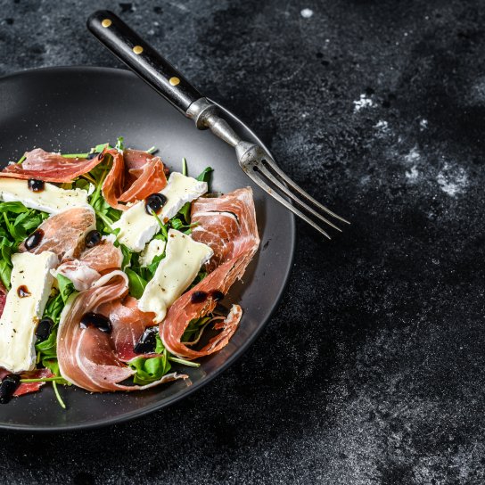 Идеальный салат к вину с сыром и виноградом Идеальный салат к вину с сыром и виноградом