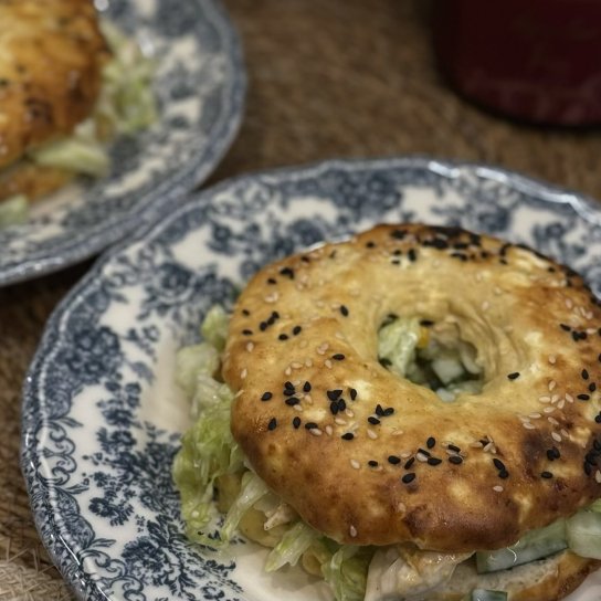 Сирний бейгл з куркою