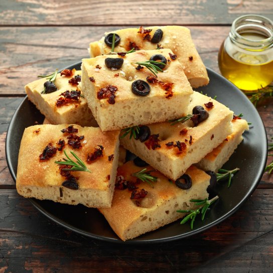 Заливна фокача із сиром і помідорами