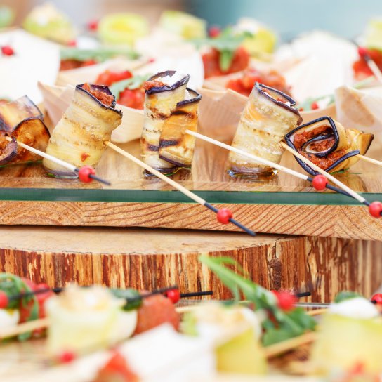 Канапе з баклажанів і помідорів на шпажках