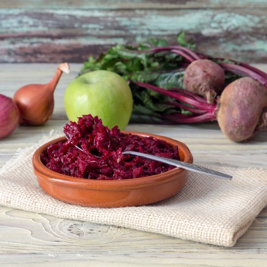 Тушкований молодий буряк із цибулею