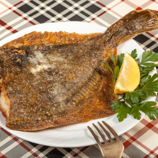 Камбала смажена цілою