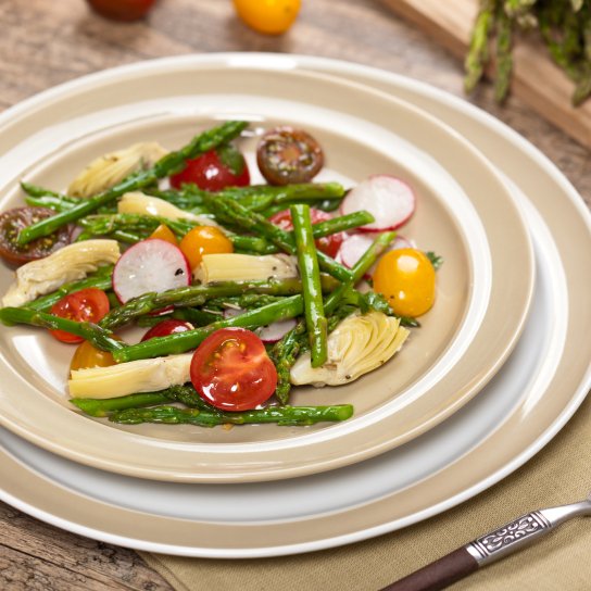 Салат із сирою спаржею, чері та редискою