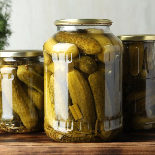 Солоні огірки під залізною кришкою