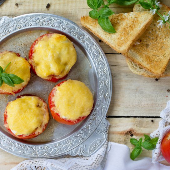 Яєчня з сиром у помідорах