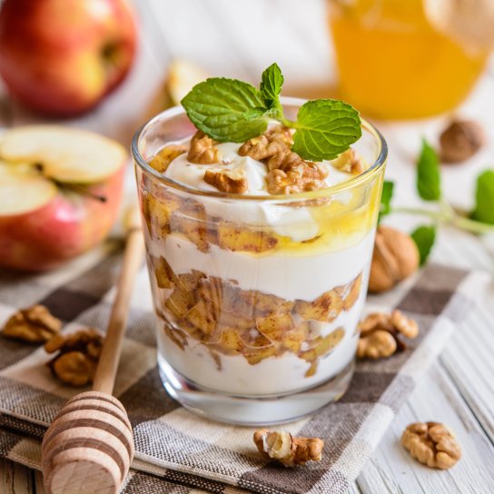 десерт з яблука, сметанного крему та печива