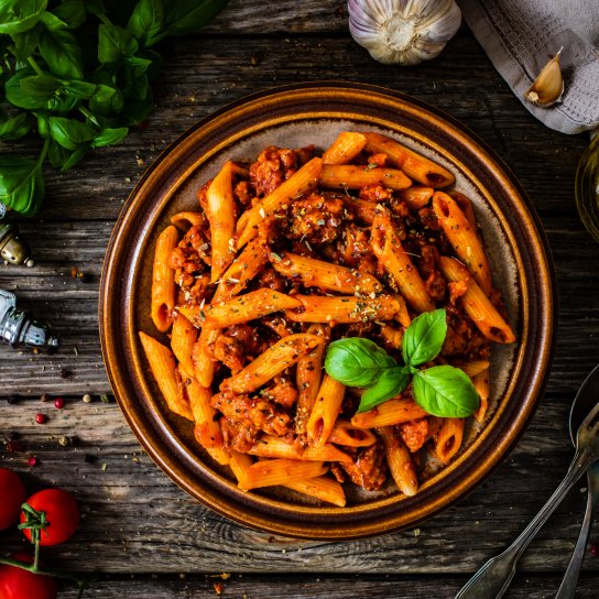 Рагу з ковбасками та макаронами