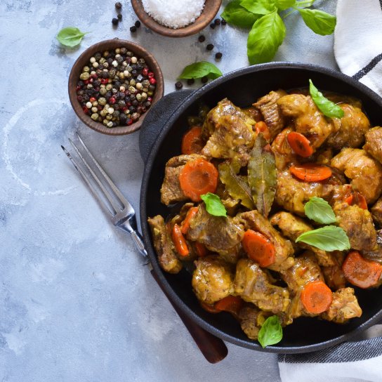 Курица с морковью и луком в сковороде