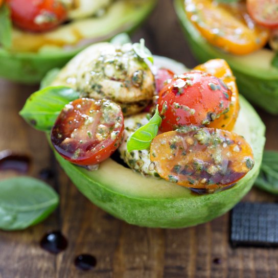 Авокадо з томатами і моцарелою