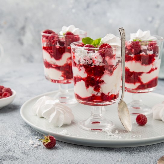 Безе з вершками і малиною у склянці