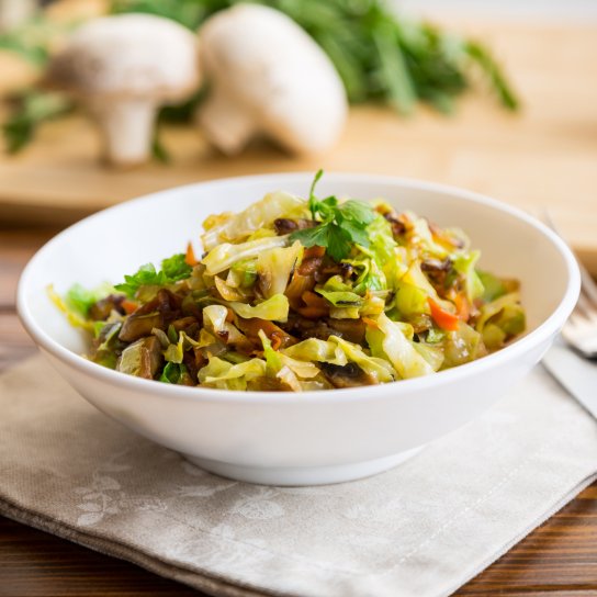 Тушкована молода капуста