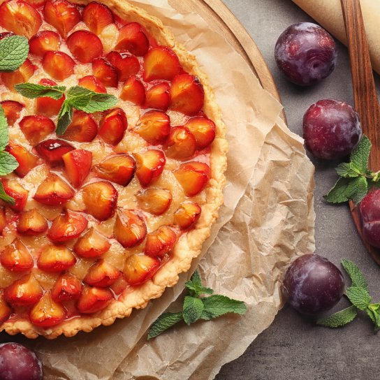 Відкритий пиріг зі сливами