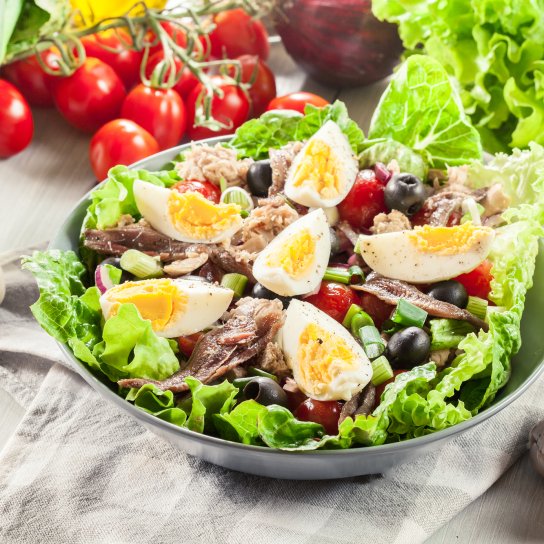 салат із тунцем та вареними яйцями