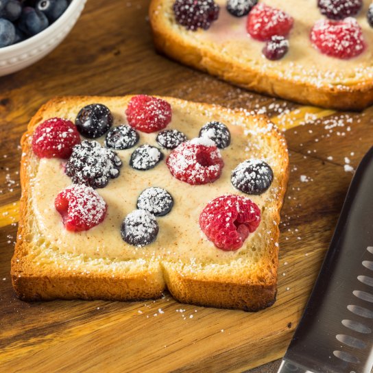 йогуртовий тост з ягодами