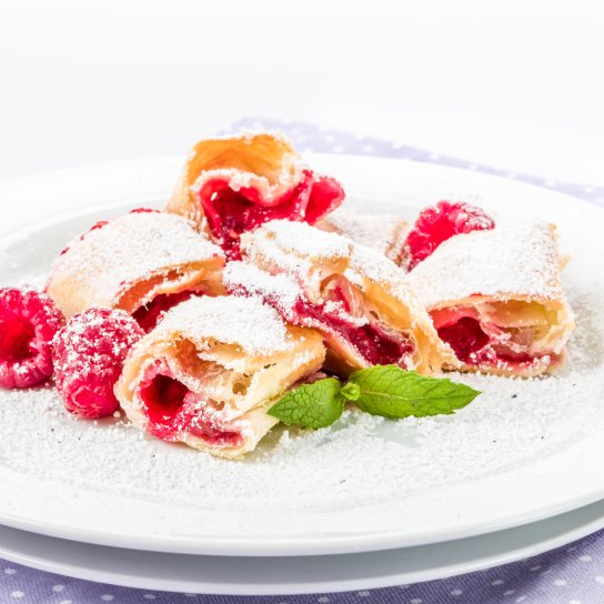 Слойки з вишнею та заварним кремом