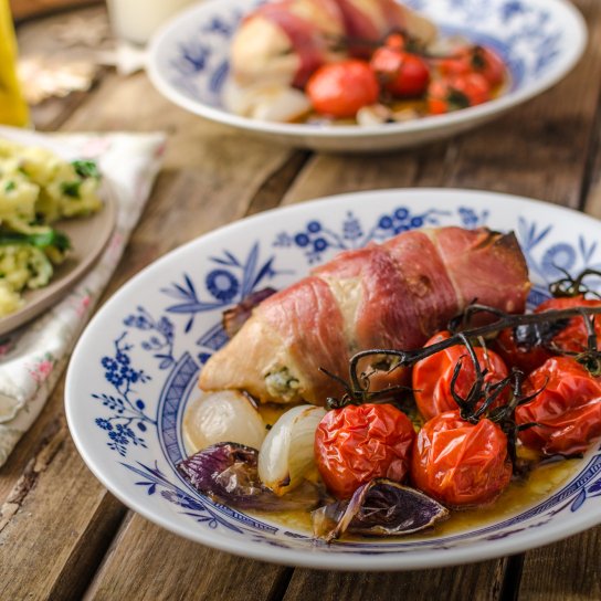 курка у беконі з томатами