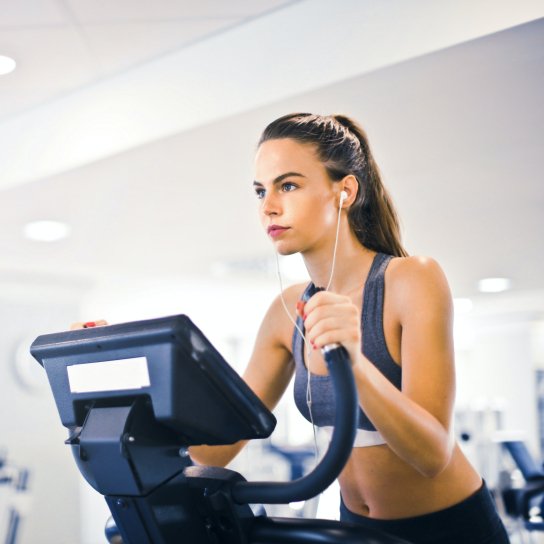 Дівчина на біговій доріжці