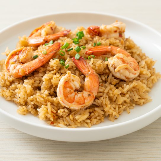 Смажений рис з креветками та соєвим соусом