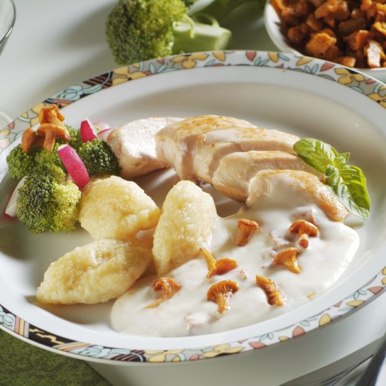 Курятина з галушками і овочами