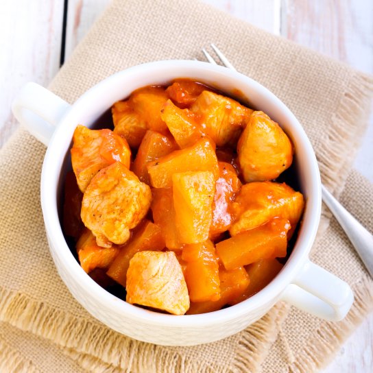 Курка з ананасом у кисло-солодкому соусі