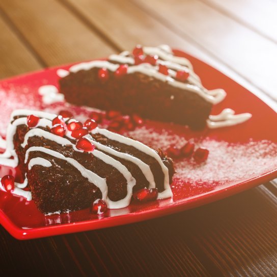 Шоколадный пирог с гранатом