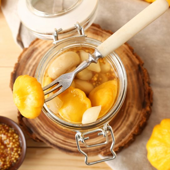 Консервовані жовті патисони з грибами