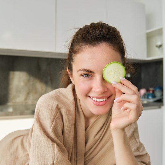 Дівчина з огірком