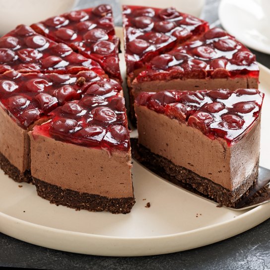 Шоколадный торт с ягодным желе